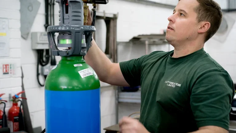 Processing a Qlixbi gas bottle 2